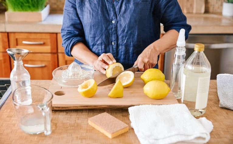 cropped picture of a woman cutting the lemons