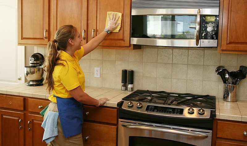 woman trying to spruce up her kitchen