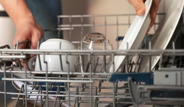 dishwasher for cleaning dishes